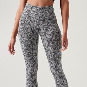 Athleta Gray Black and White Patterned Cropped Leggings